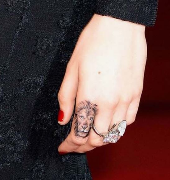 Tatuaggio piccolo Leone sul dito della mano