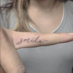 Tatuaggio scritta sul dito