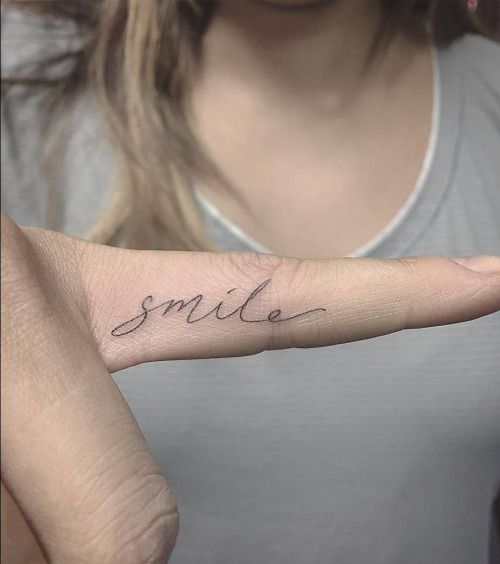 Tatuaggio scritta sul dito