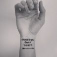 Frase inglese scritta tatuata interno polso