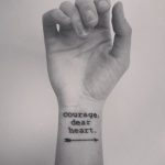 Frase inglese scritta tatuata interno polso