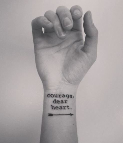 Frase inglese scritta tatuata interno polso
