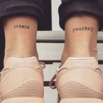Piccolo Tatuaggi con scritta dietro la caviglia