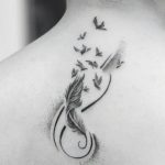 Tatuaggio femminile dietro al collo sulla schiena