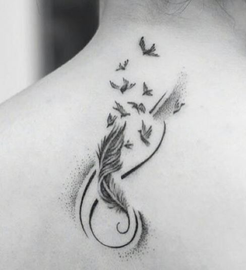 Tatuaggio femminile dietro al collo sulla schiena