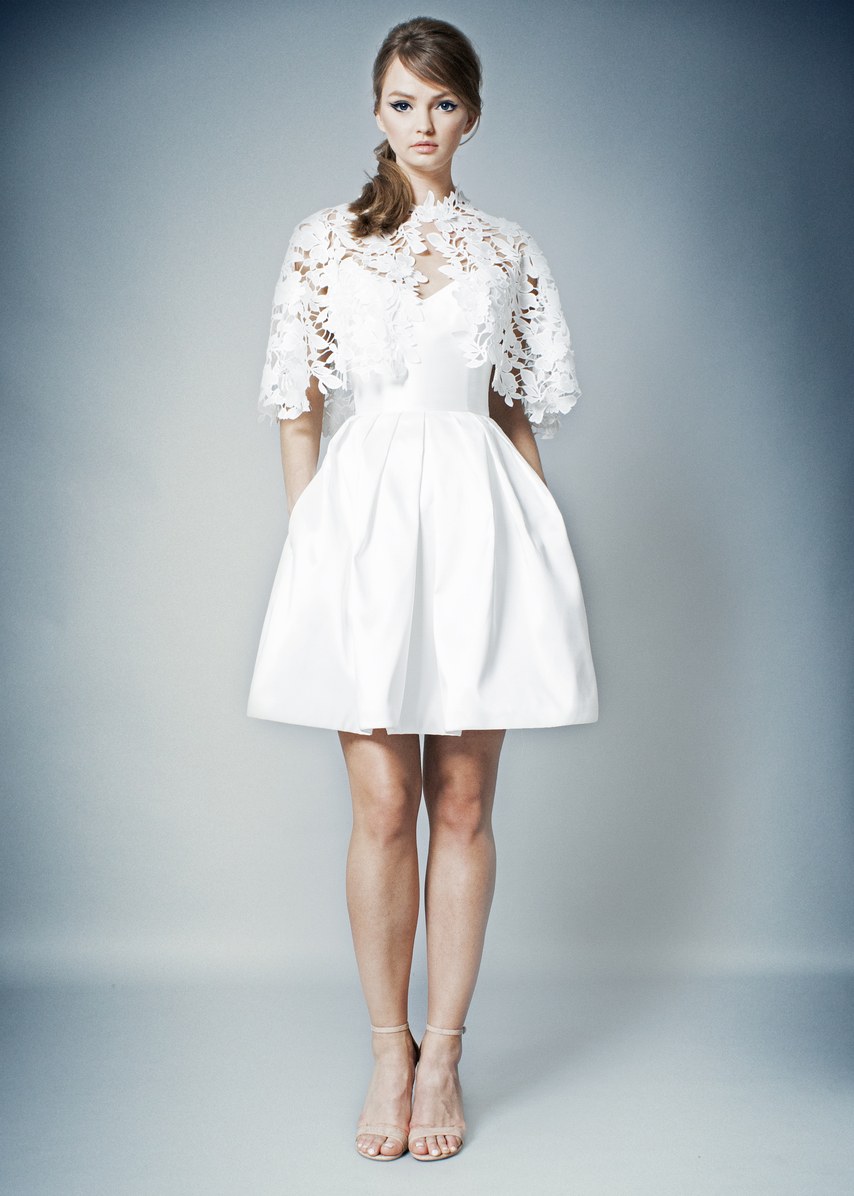 Abito da sposa corto 2018 con cappa in pizzo by Romona Lei Trendy Abito da sposa corto 2018 con cappa in pizzo by Romona Lei Trendy