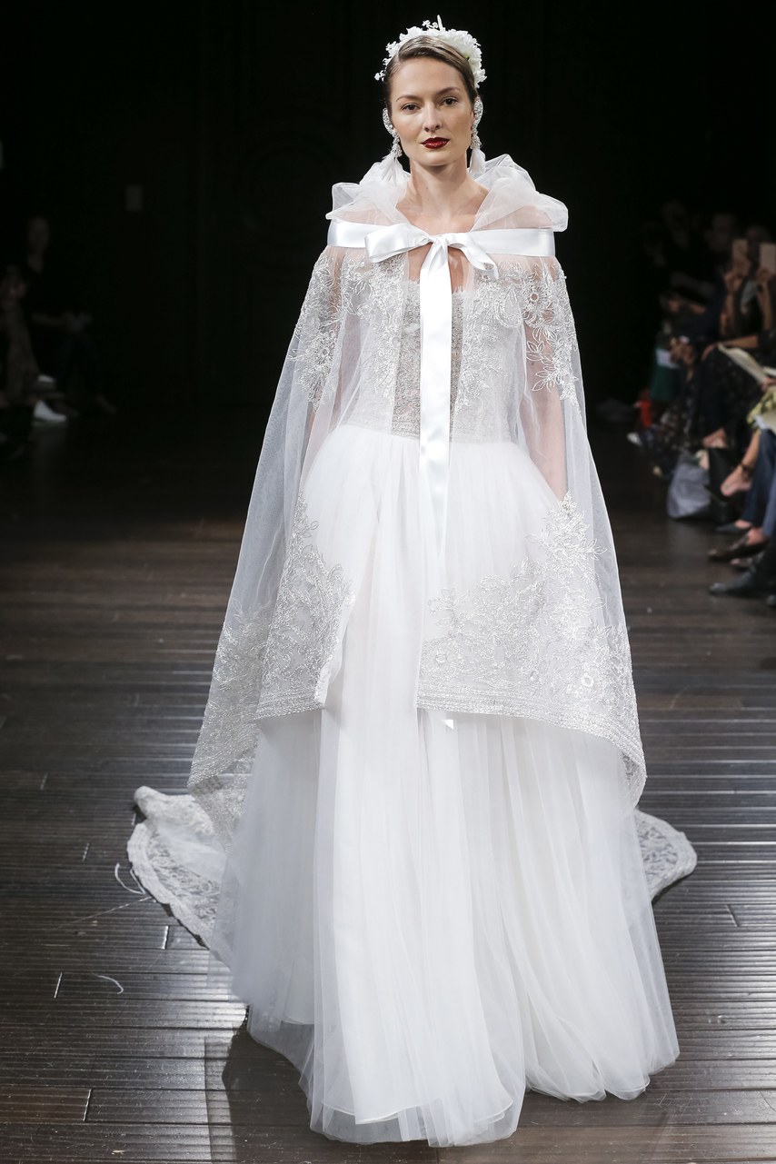 Tendenza Abito da sposa con mantella 2018 Dan Lecca