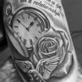 Foto Tatuaggio orologio con frase in inglese abbinata