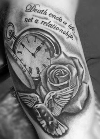 Foto Tatuaggio orologio con frase in inglese abbinata