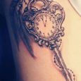 Idea Tatuaggio chiave con orologio