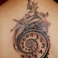 Immagine Tatuaggio con orologio lungo la schiena
