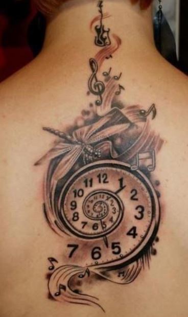 Immagine Tatuaggio con orologio lungo la schiena