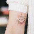 Piccolo tatuaggio orologio con lancette ferme in una ora precisa