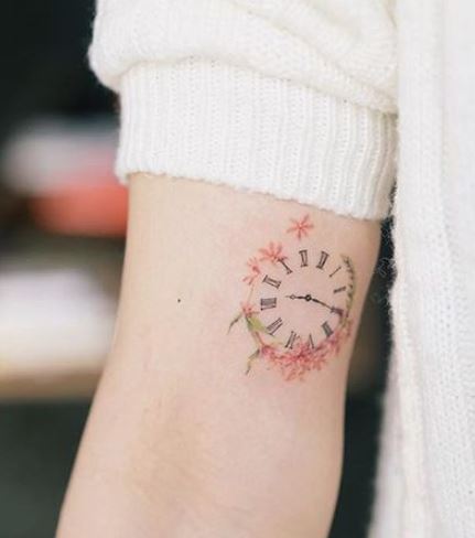Piccolo tatuaggio orologio con lancette ferme in una ora precisa