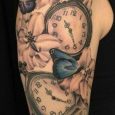 Tatuaggio con tre orologi con date importanti da ricordare