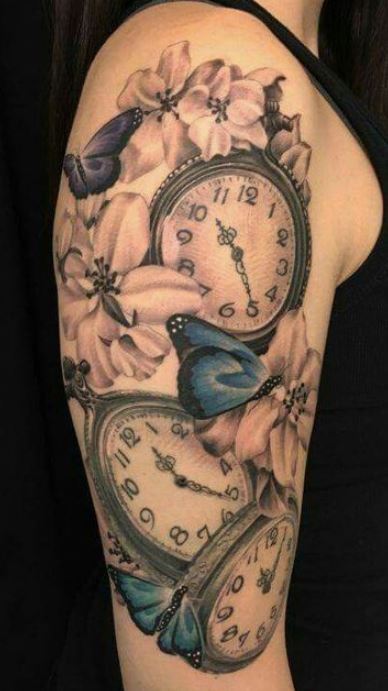 Tatuaggio con tre orologi con date importanti da ricordare