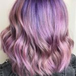 Taglio capelli con sfumature di rosa e viola