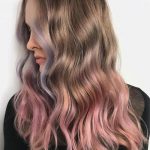 Taglio capelli lunghi biondo scuro con punte rosa 2018