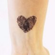 Foto tatuaggio cuore con impronte digitali