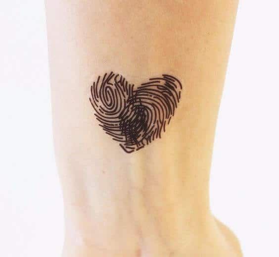 Foto tatuaggio cuore con impronte digitali