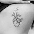 Immagine tatuaggio cuore sul fianco