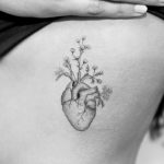 Immagine tatuaggio cuore sul fianco