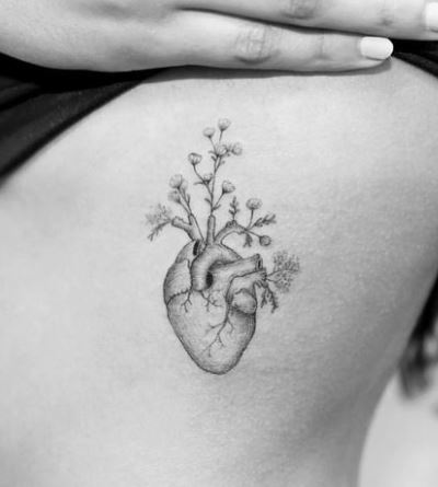 Immagine tatuaggio cuore sul fianco