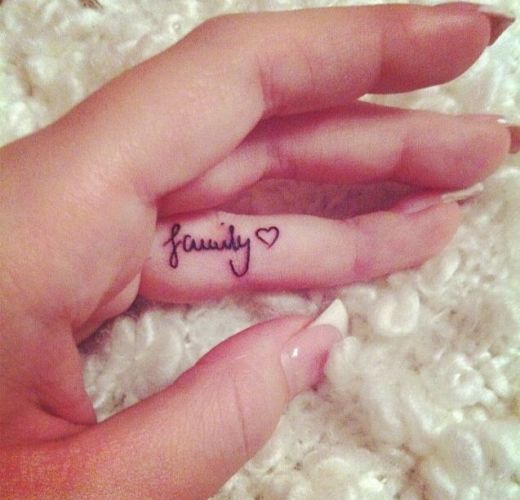 Immagine tatuaggio piccolo cuore con scritta