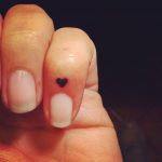 Piccolo cuore ripieno tatuato sul dito