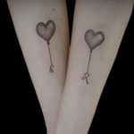 Tatuaggi cuori con lettere iniziali e palloncini