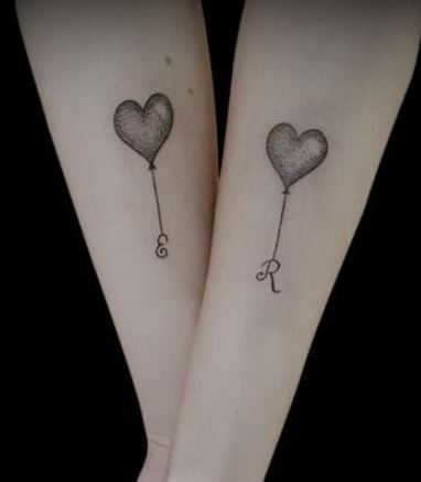Tatuaggi cuori con lettere iniziali e palloncini