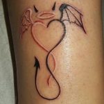 Tatuaggio angel devil con cuore intrecciato