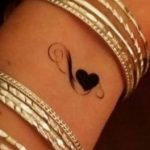 Tatuaggio cuore con simbolo infinito