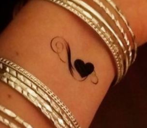 Tatuaggio cuore con simbolo infinito