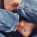 Tatuaggio cuore piccolo sul piede
