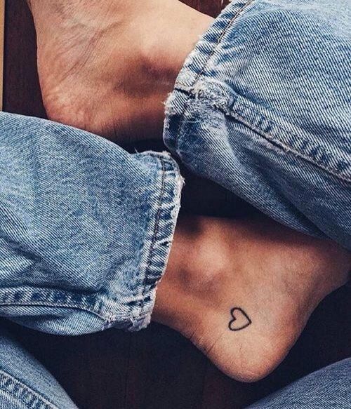 Tatuaggio cuore piccolo sul piede