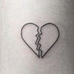 Tatuaggio cuore spezzato stilizzato