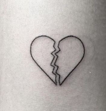 Tatuaggio cuore spezzato stilizzato