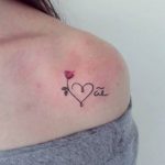 Tatuaggio femminile con cuore e rosa
