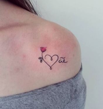 Tatuaggio femminile con cuore e rosa