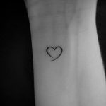 Tatuaggio piccolo cuore stilizzato