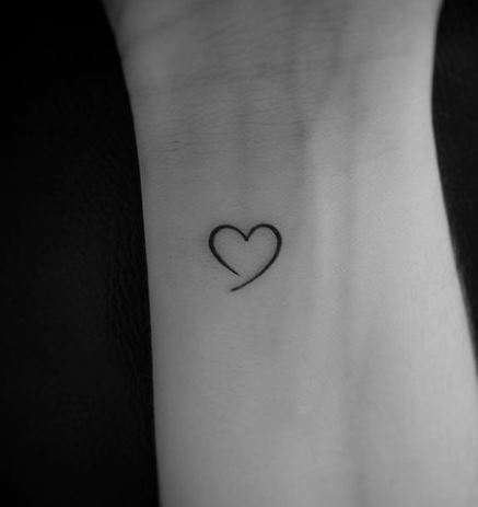 Tatuaggio piccolo cuore stilizzato