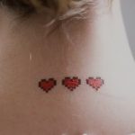 Tre cuori effetto pixel tatuati