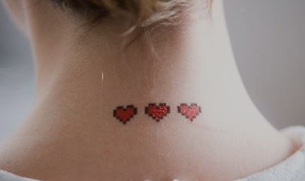 Tre cuori effetto pixel tatuati