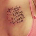 Idea tatuaggio per mamma battito cardiaco con nomi e date di nascita dei figli