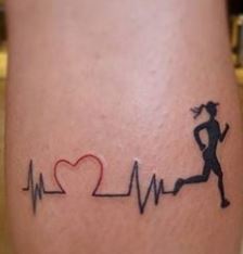 Tatuaggio ECG linea battito cardiaco per chi ha la passione della corsa