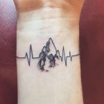 Tatuaggio battito cardiaco per gli amanti della montagna