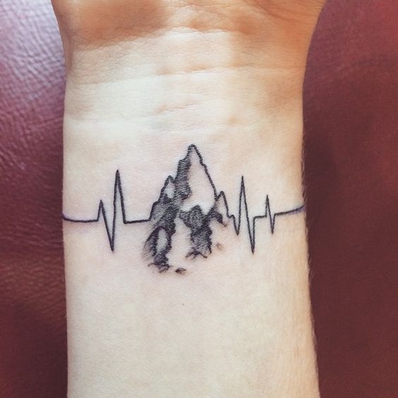 Tatuaggio battito cardiaco per gli amanti della montagna
