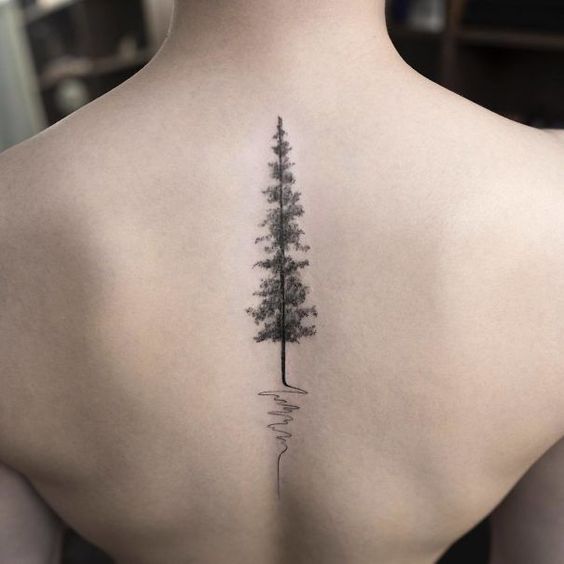 Tatuaggio elettrocardiogramma con albero sulla schiena