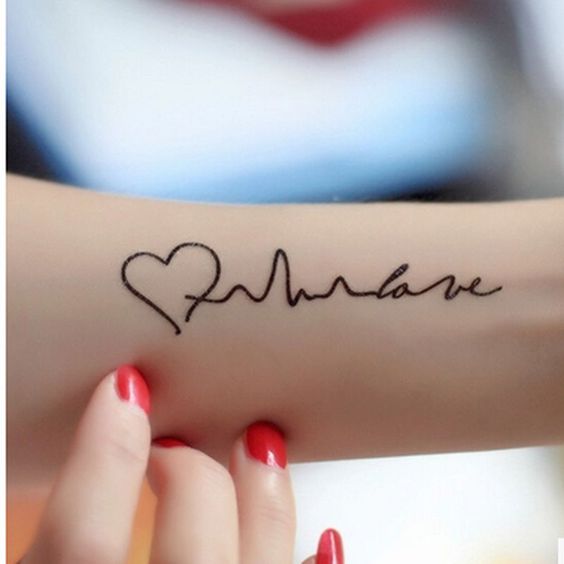 Tatuaggio elettrocardiogramma con cuore e parole love